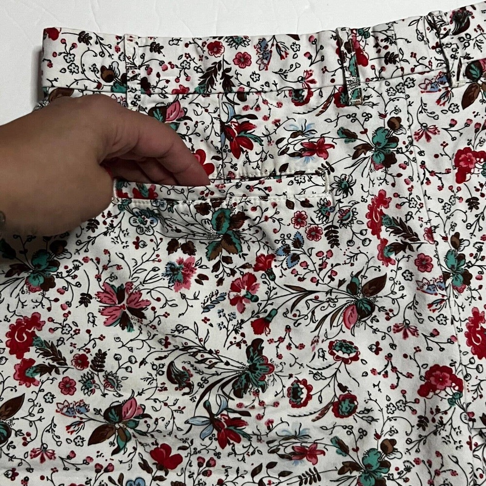 Banana Republic Sunshine White Floral Bermuda Short Size 8, 3.25" leg - Picture 8 of 12